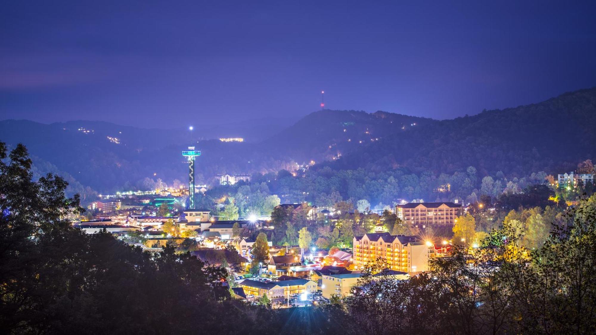 Smoky Bear Lodge With Guest House, Hot Tub, 1089 Free Tickets Each Paid Day, Dollywood And More Sevierville Zewnętrze zdjęcie